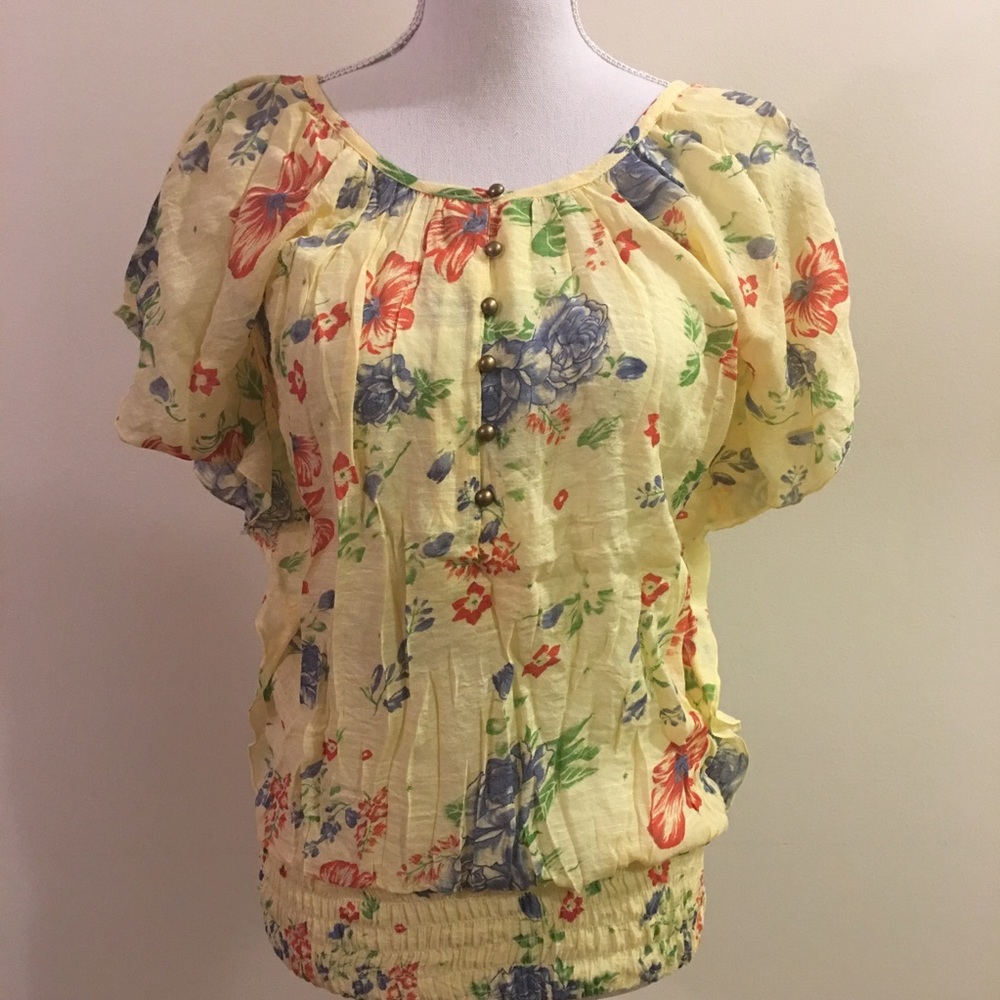 🆕 NWT floral print top with flutter sleeves